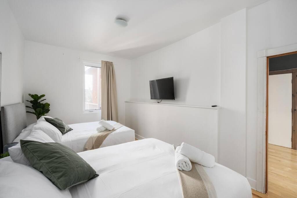 Chic Mile-End 3Br Getaway - Free Parking, Sleeps 8 Apartment Montreal Bagian luar foto